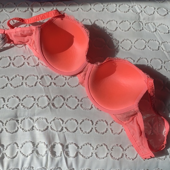 Victoria’s Secret 32DDD bra! Silky smooth interior - Picture 2 of 3